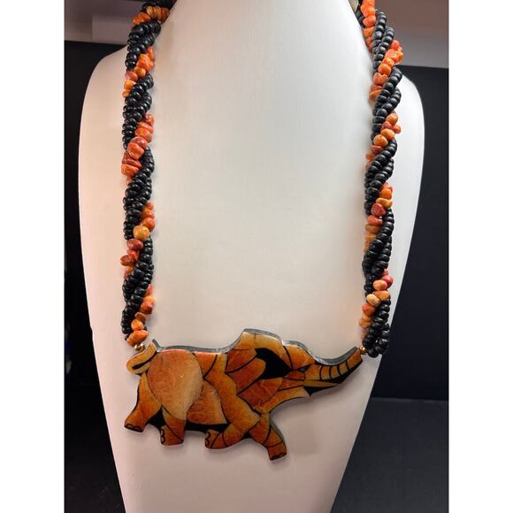 Vintage Lee Sands coral inlay elephant necklace - Picture 3 of 16